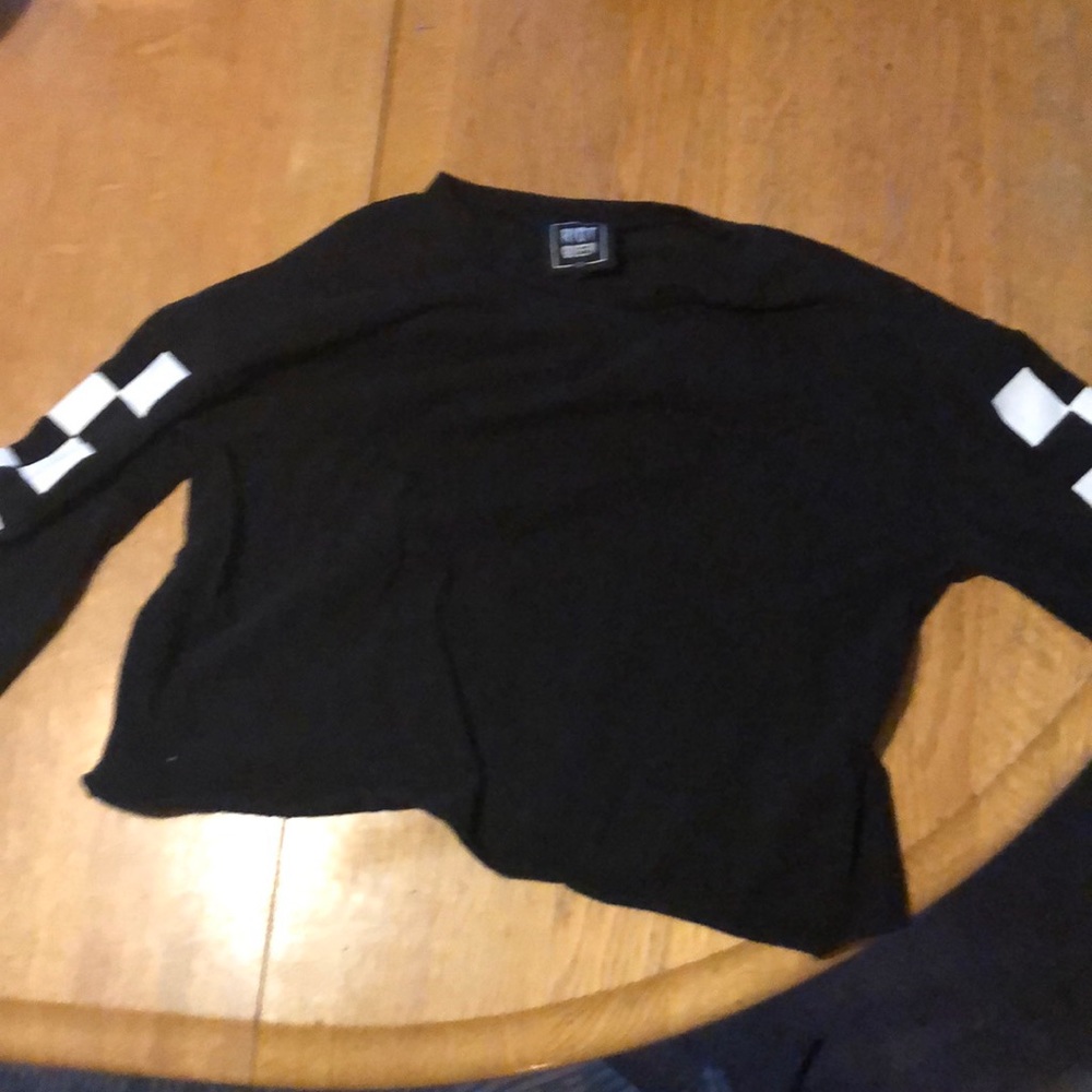 black checkered sleeve crop top